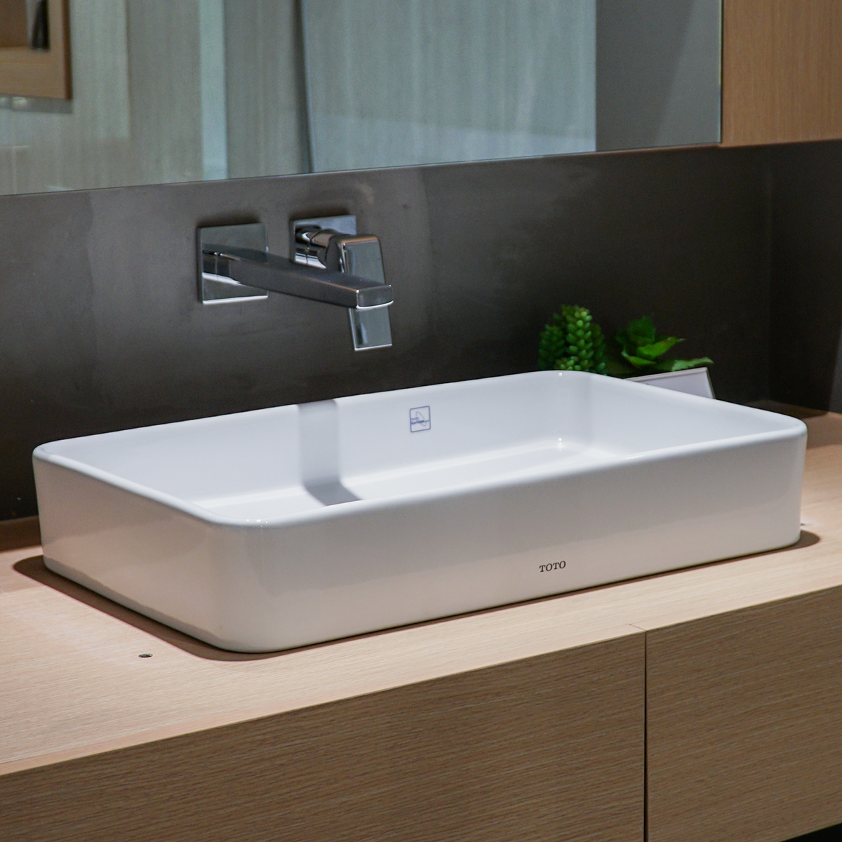 Chậu rửa lavabo đặt bàn TOTO LT952 - 18