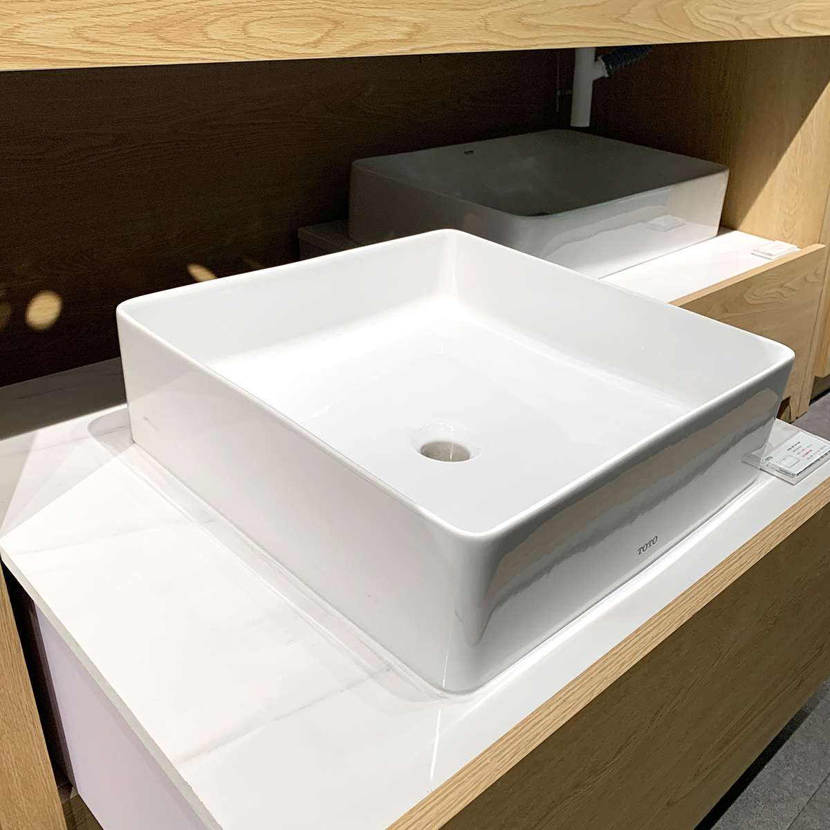 Chậu rửa lavabo đặt bàn TOTO LW574JWF - 7