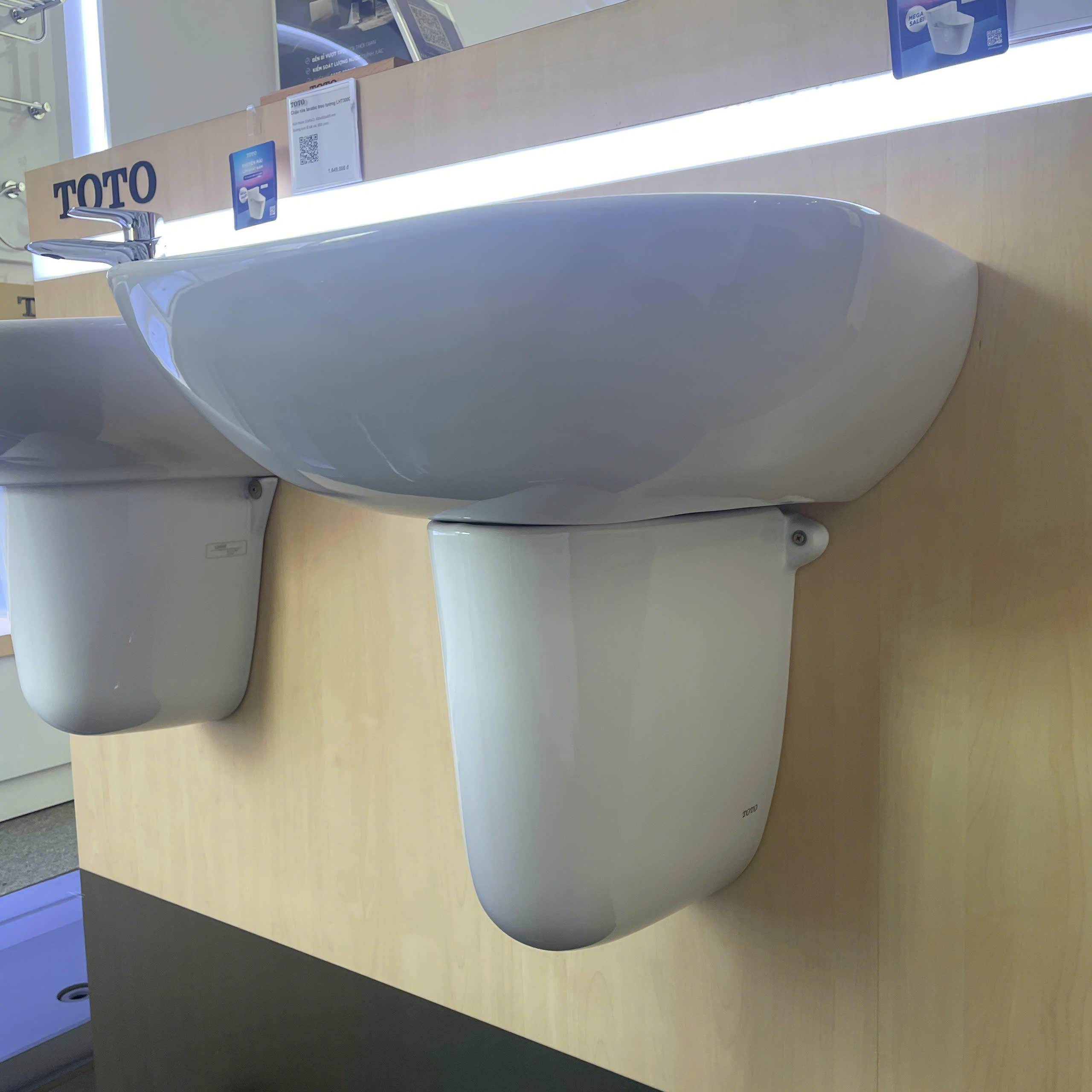 Chậu lavabo treo tường TOTO LHT236CS chân lửng - 5