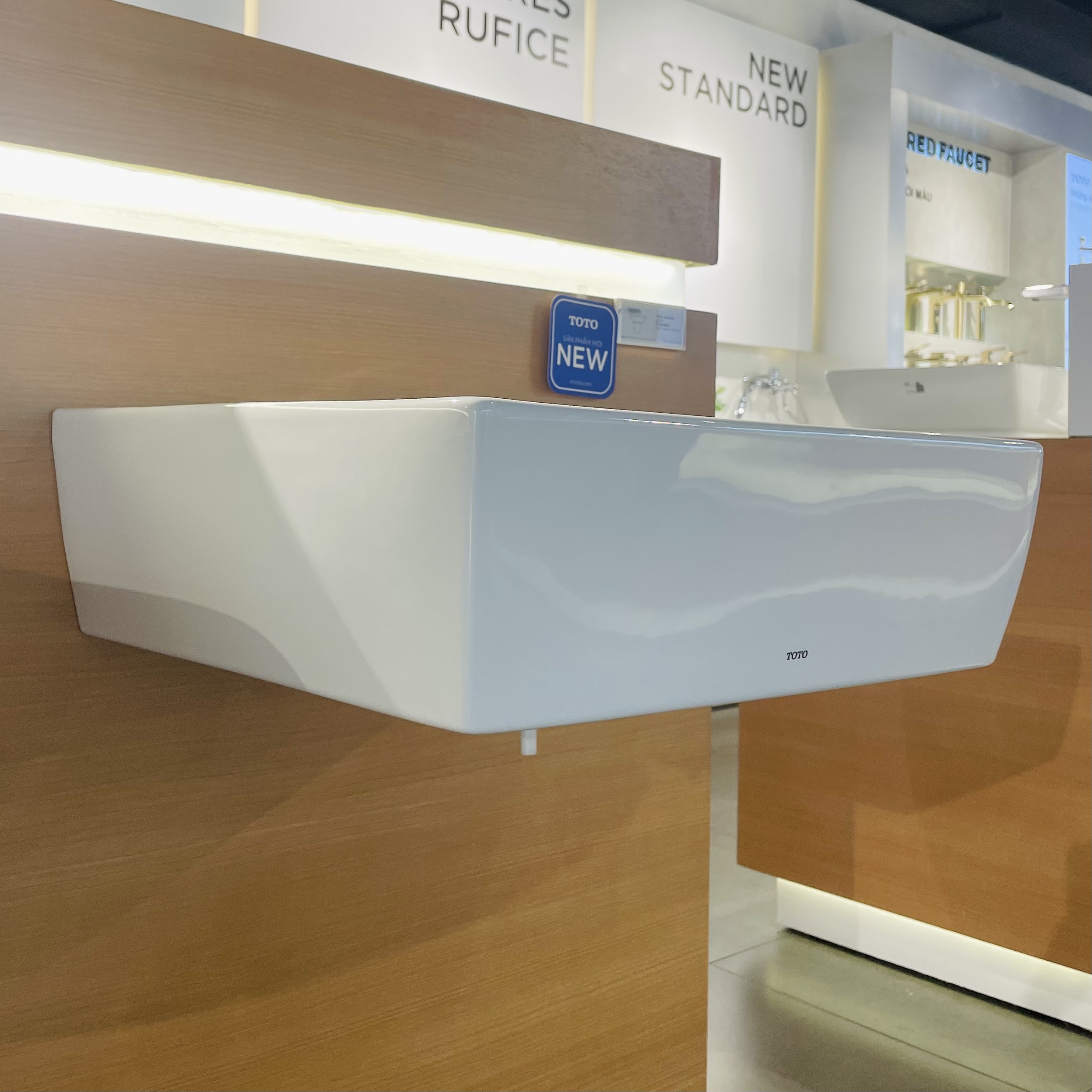 Chậu lavabo treo tường TOTO LT328C - 2