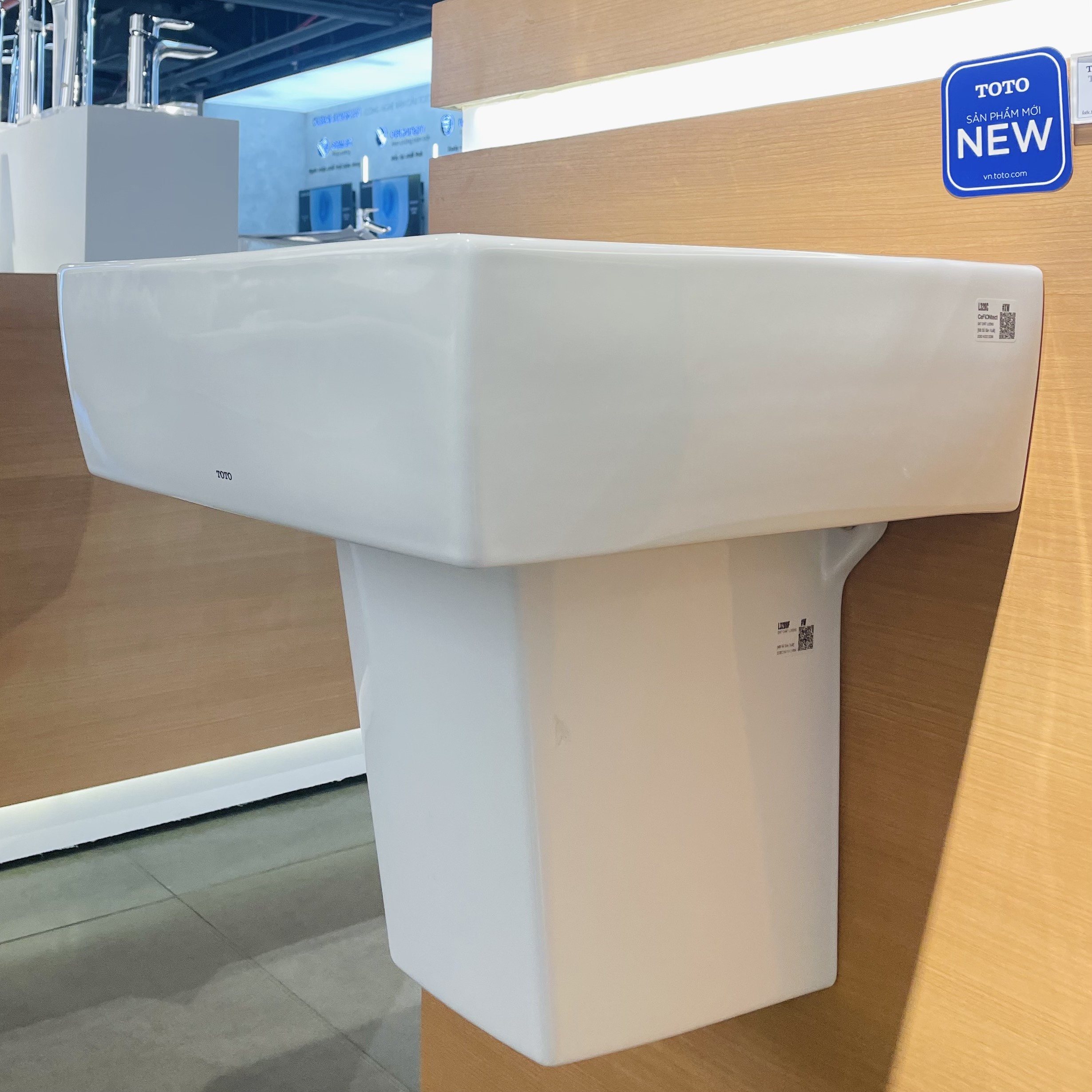 Chậu lavabo treo tường TOTO LHT328C chân lửng - 2