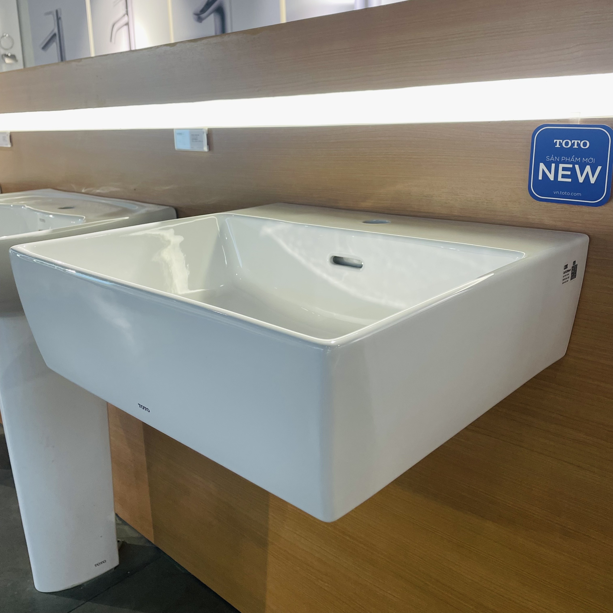 Chậu lavabo treo tường TOTO LT328C - 5