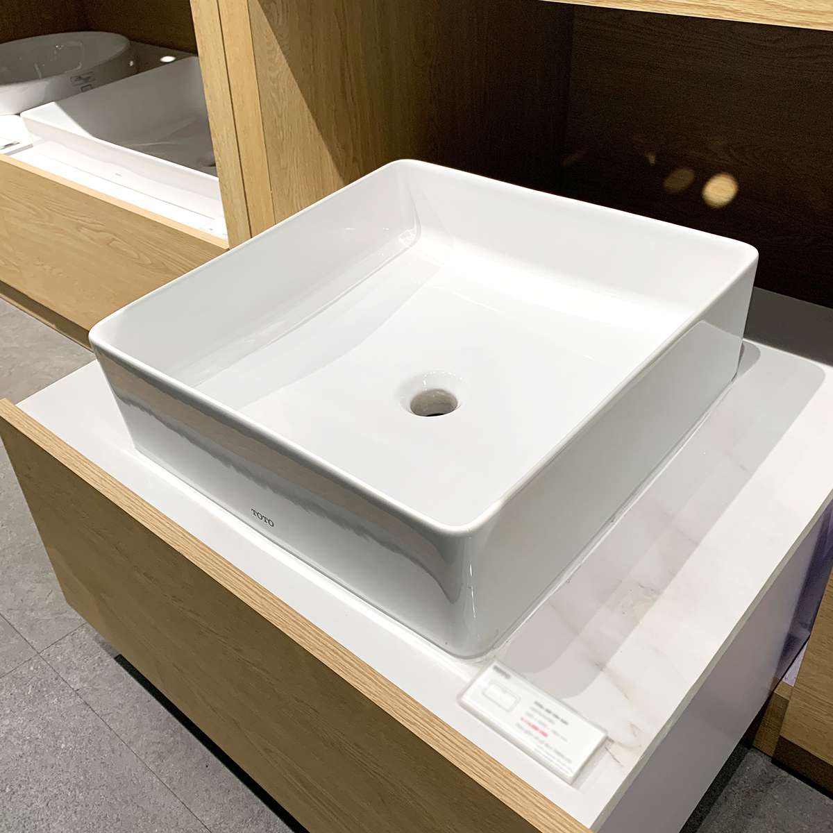 Chậu rửa lavabo đặt bàn TOTO LW574JWF - 8