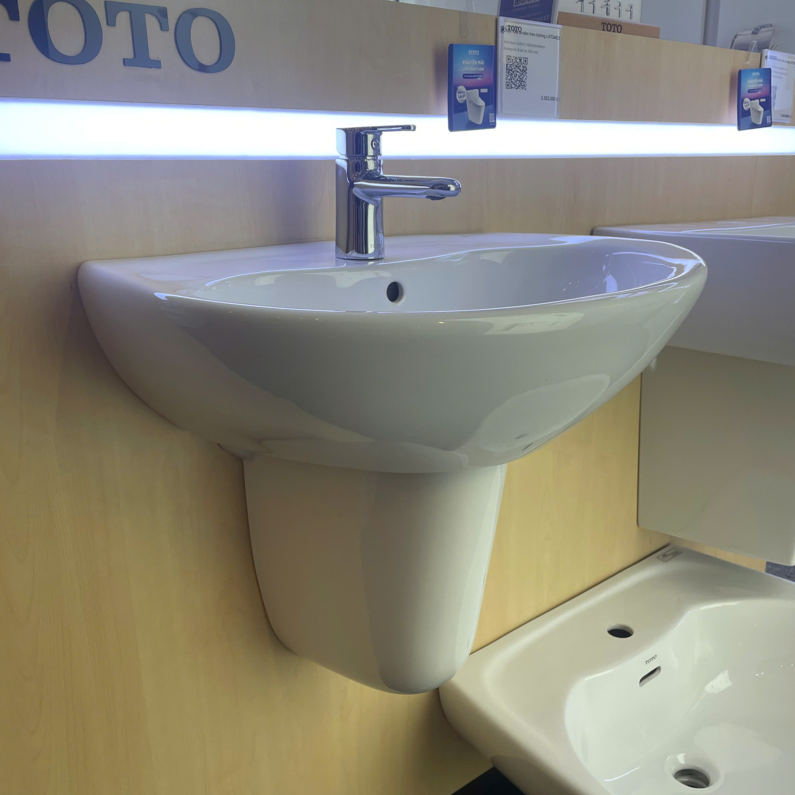 Chậu lavabo treo tường TOTO LHT240CS chân lửng - 3