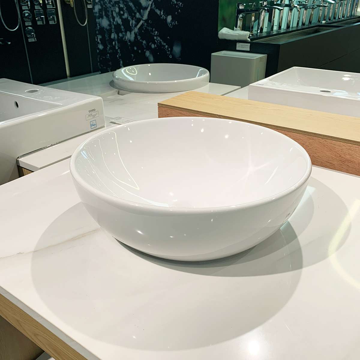 Chậu rửa lavabo đặt bàn TOTO LT1706 - 12