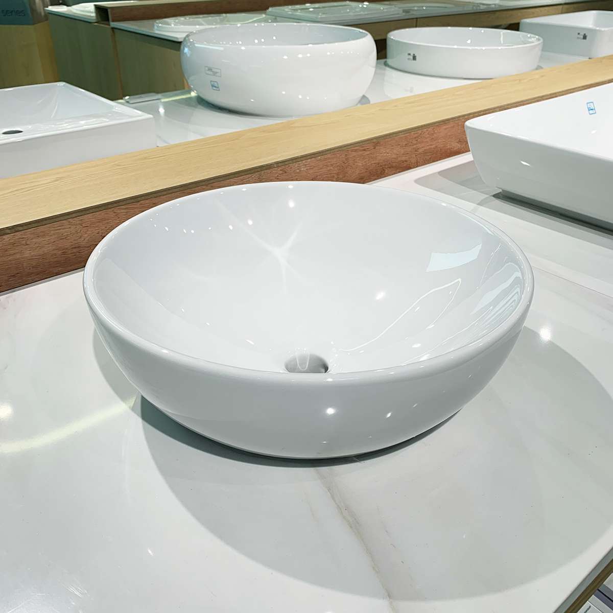 Chậu rửa lavabo đặt bàn TOTO LT1706 - 10