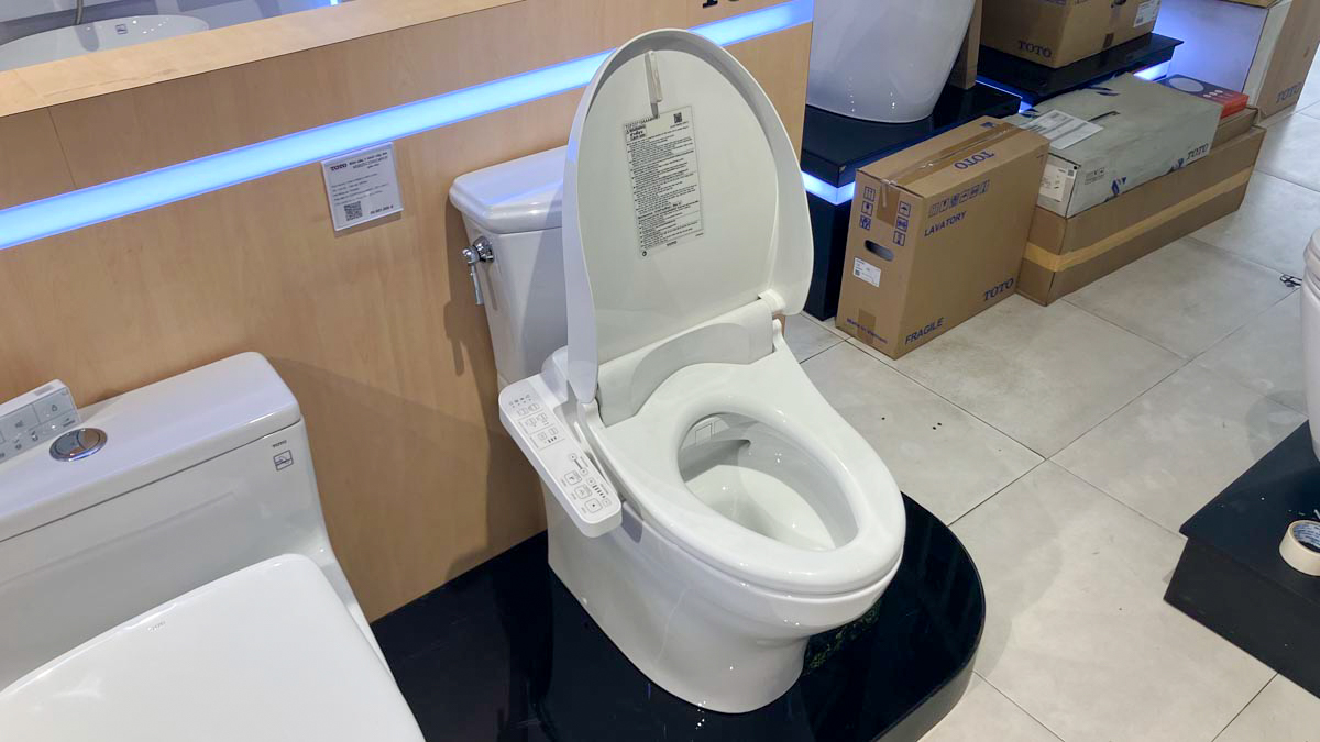 Bồn cầu TOTO CS986GW18 2 khối nắp điện tử TCF23710AAA Washlet C2 cơ bản - 7