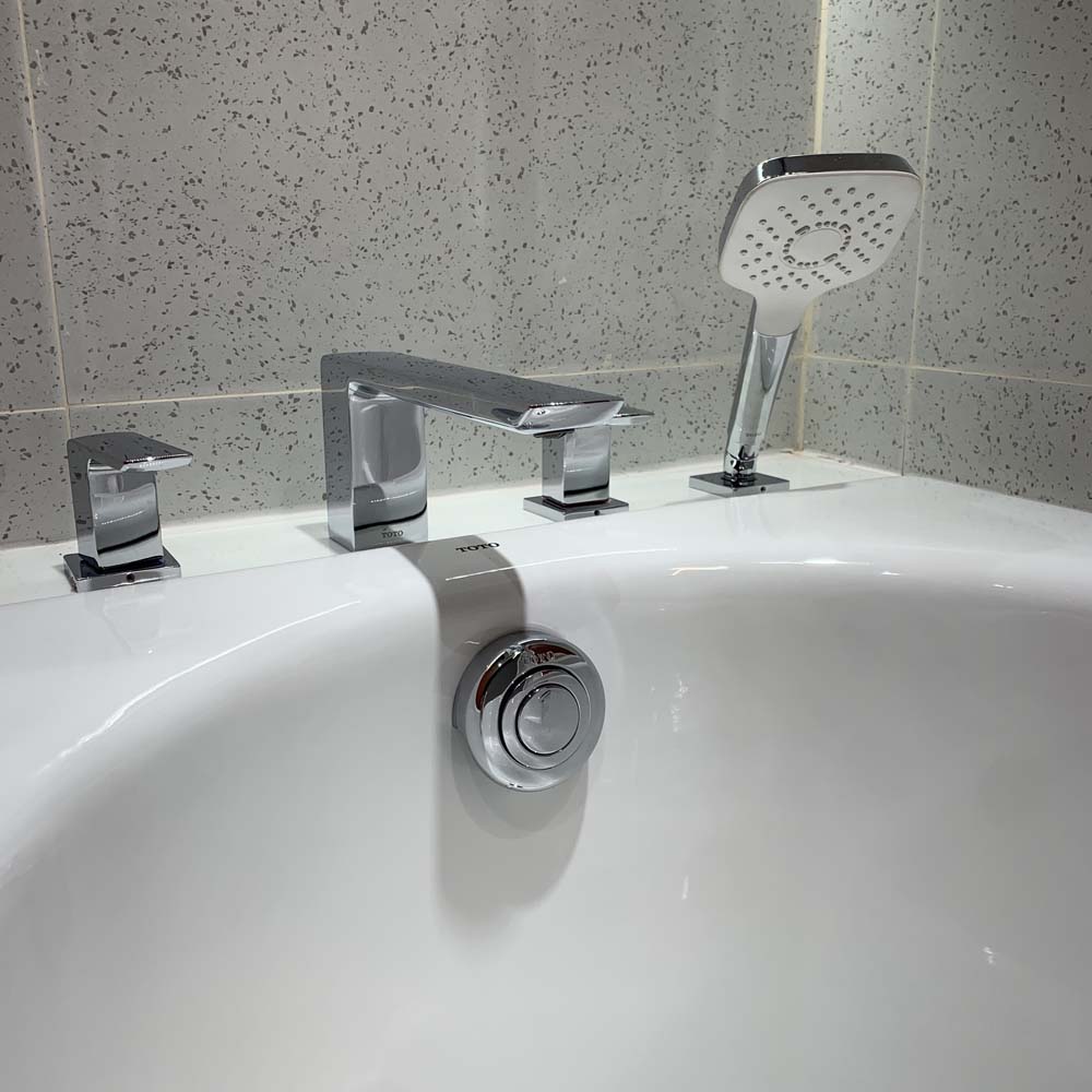 Vòi xả bồn tắm TOTO TBG02202A nóng lạnh kèm tay sen - 2