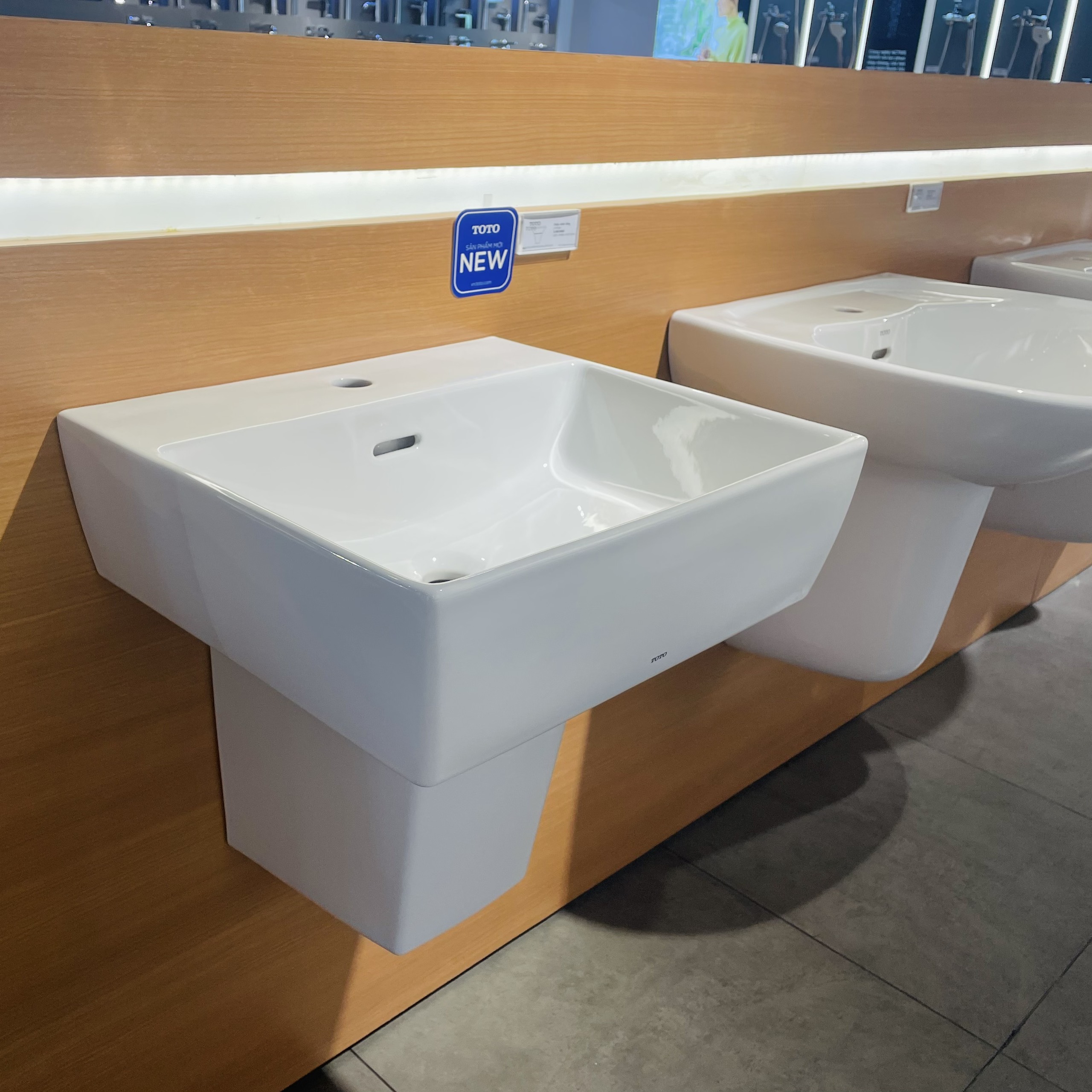Chậu lavabo treo tường TOTO LHT328C chân lửng - 3