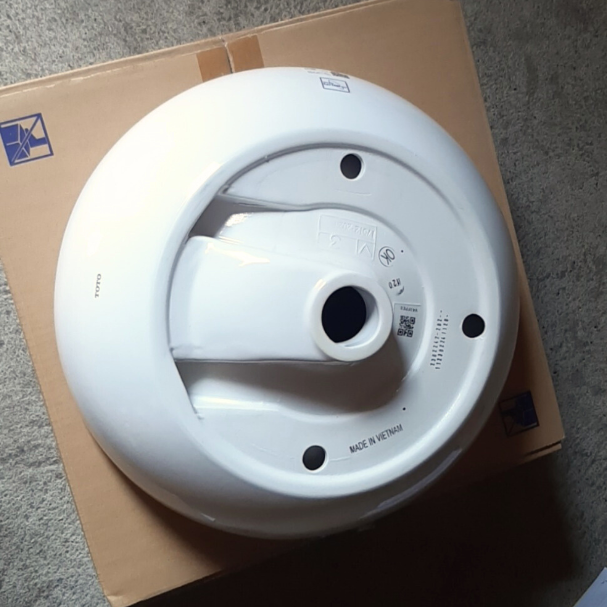 Chậu rửa lavabo đặt bàn TOTO LT1706 - 8