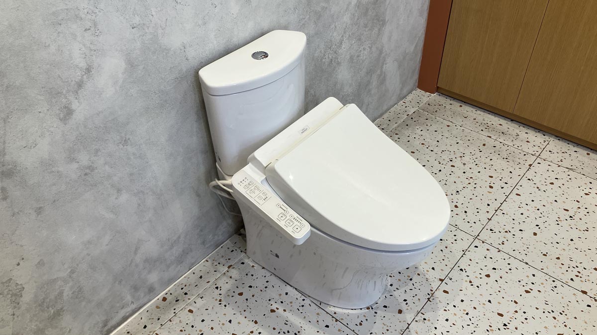 Bồn cầu TOTO CS838DW18 2 khối nắp điện tử TCF23710AAA Washlet C2 cơ bản - 2