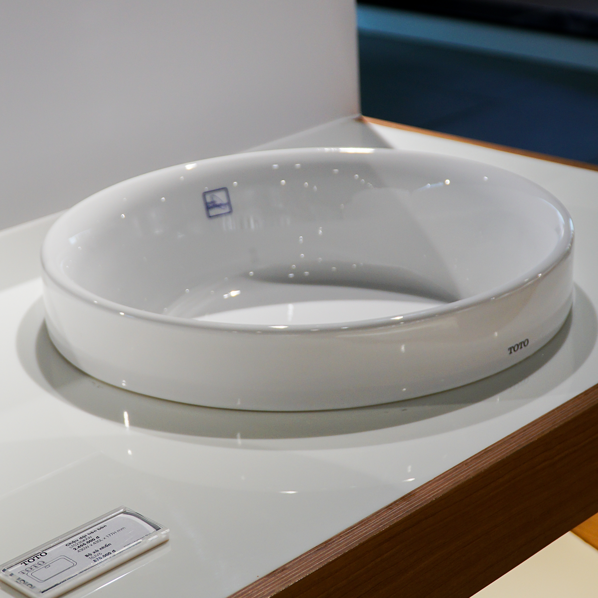 Chậu rửa lavabo đặt bàn TOTO L1704 - 9