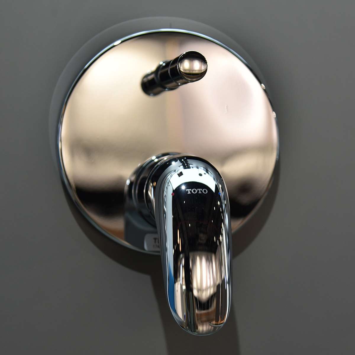 Van gật gù điều chỉnh nóng lạnh kèm nút chuyển hướng TOTO TBS03304B - 3