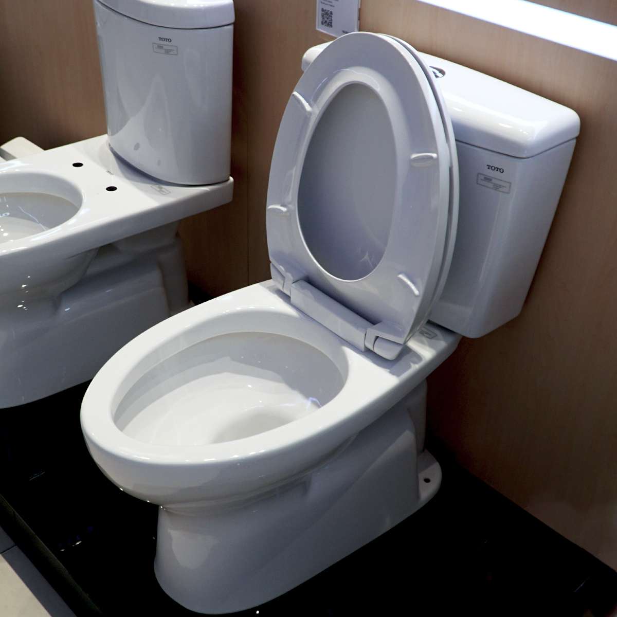 Bồn cầu 2 khối TOTO CS300DRT2 nắp đóng êm TC393VS - 9