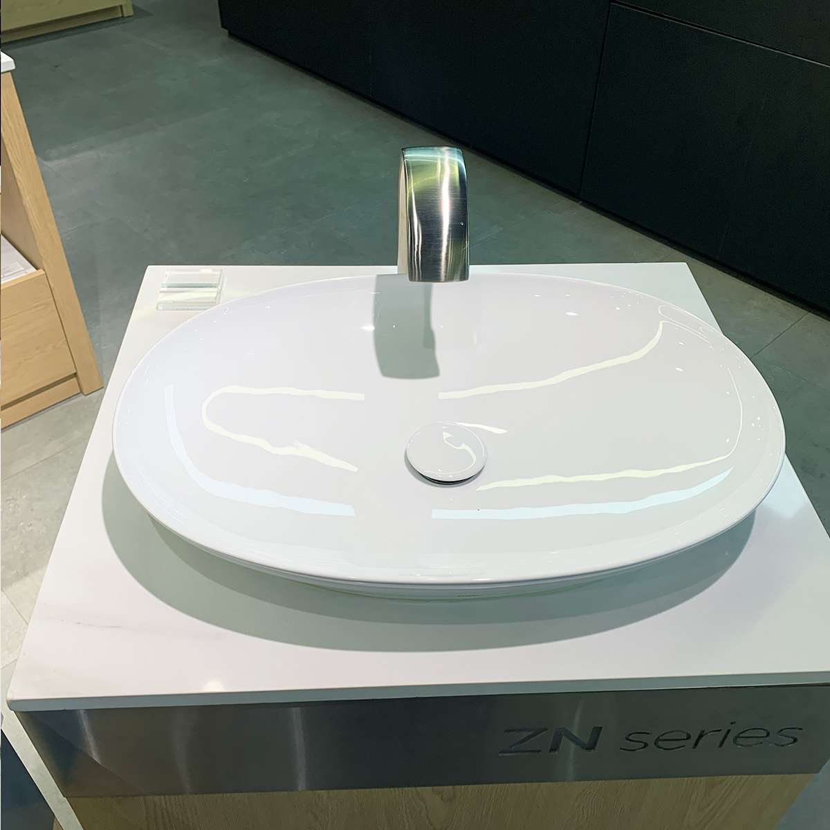 Chậu lavabo đặt bàn TOTO LT4724#XW (LT4724XW) trắng bóng vành mỏng Linear Ceram - 6
