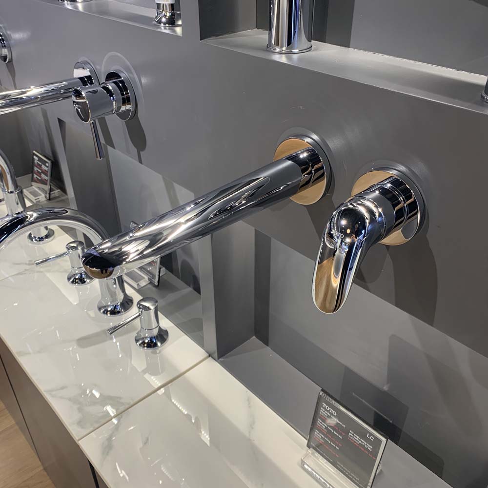 Vòi lavabo nóng lạnh gắn tường LC TOTO TLS03308B - 2