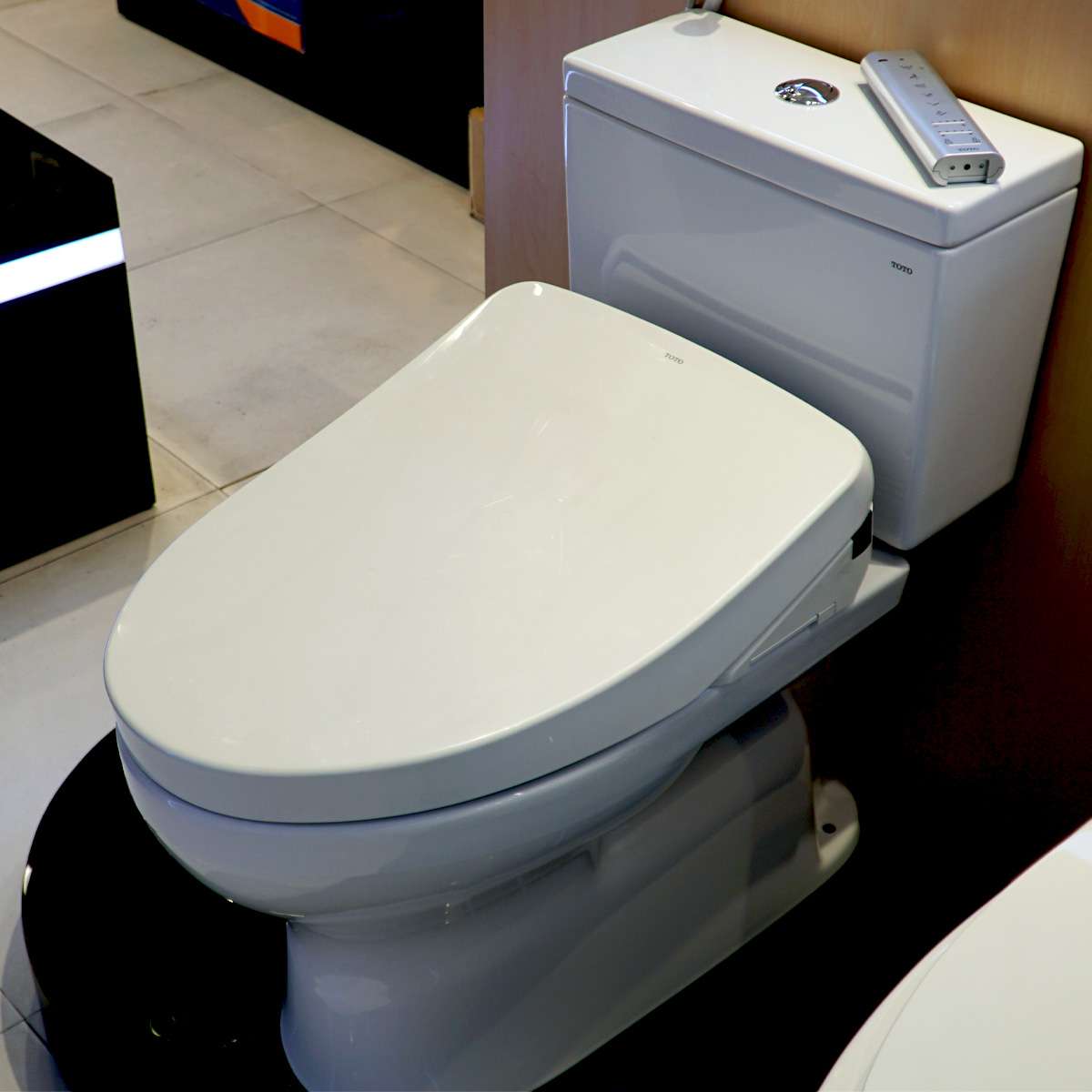 Bồn cầu TOTO CS302DW11 2 khối nắp điện tử Washlet S7 TCF4911Z - 2