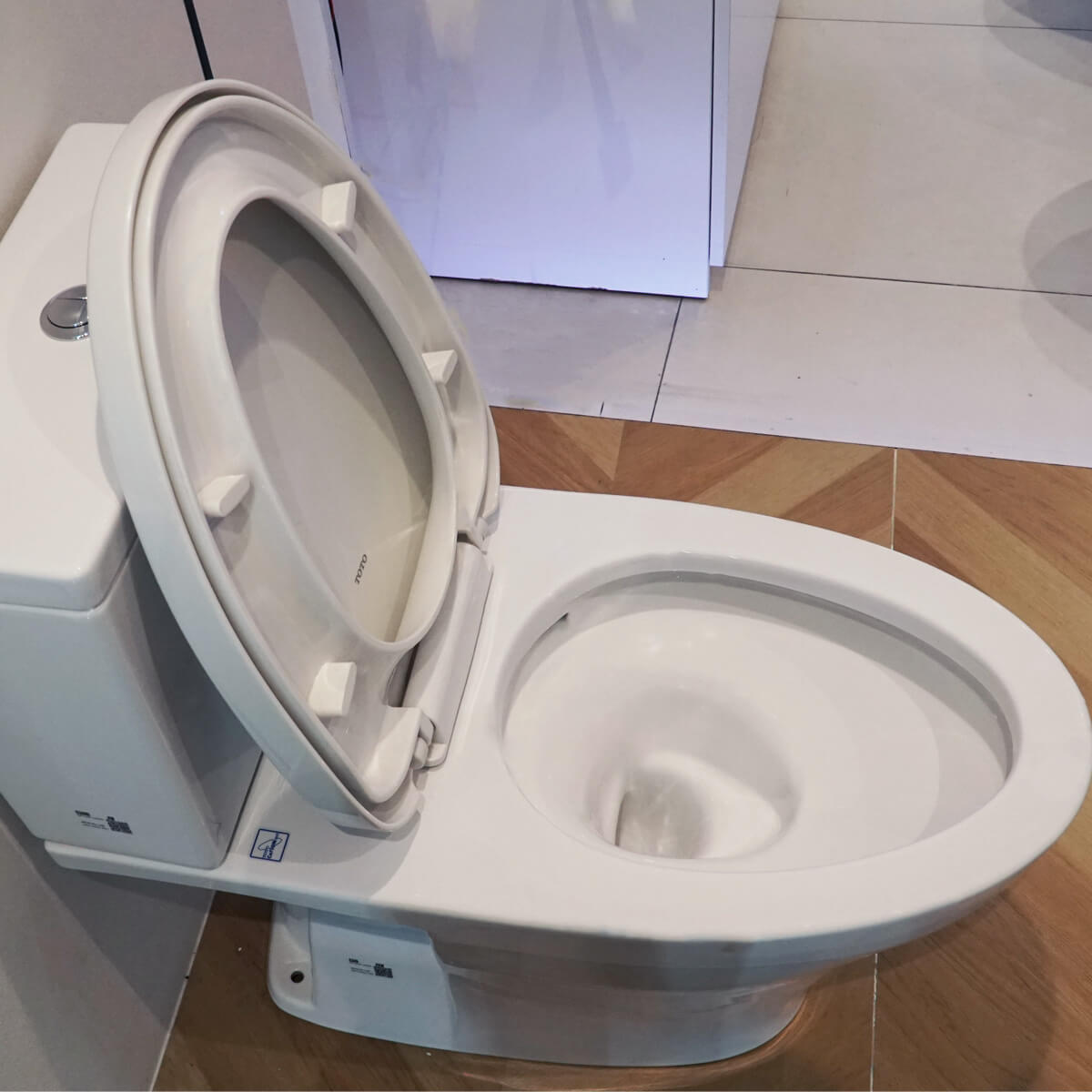 Bồn cầu 2 khối TOTO CS326DT3 nắp đóng êm TC385VS - 9