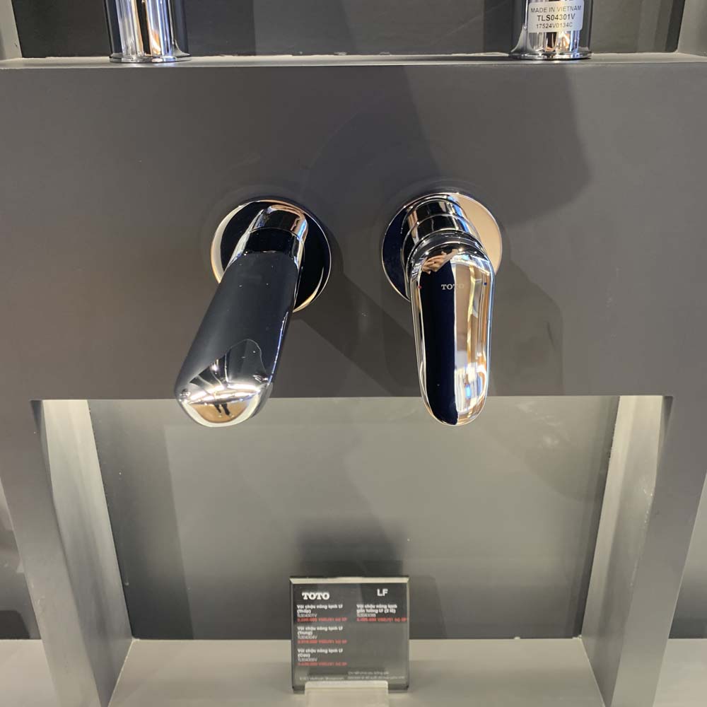 Vòi lavabo nóng lạnh gắn tường LF TOTO TLS04308B - 3