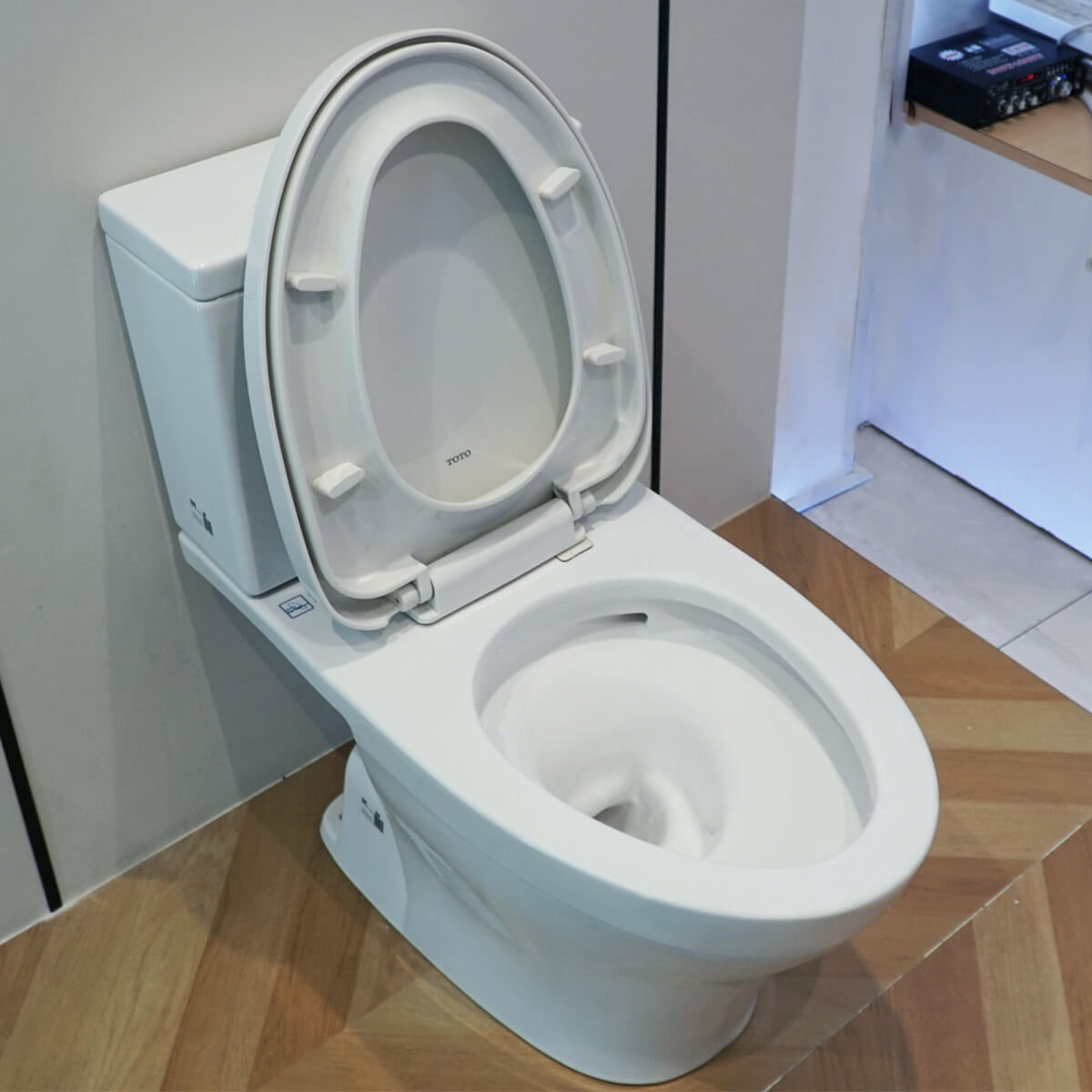 Bồn cầu 2 khối TOTO CS326DT3 nắp đóng êm TC385VS - 6