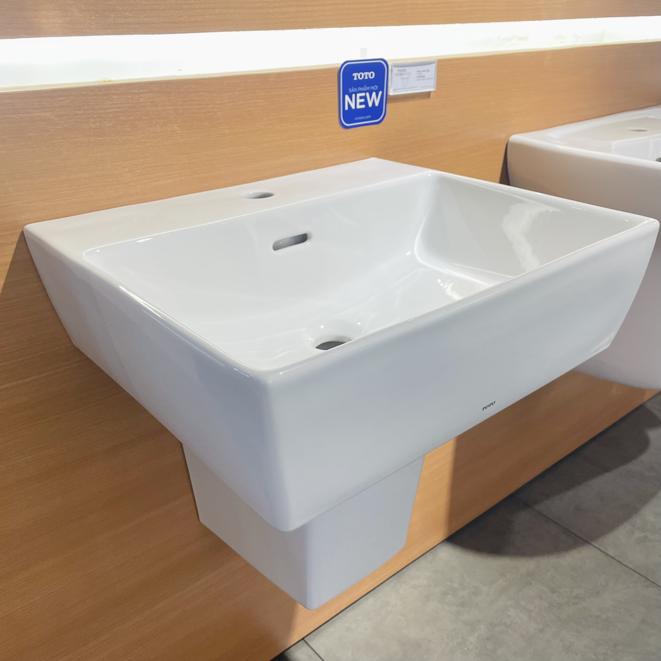 Chậu lavabo treo tường TOTO LHT328C chân lửng - 4