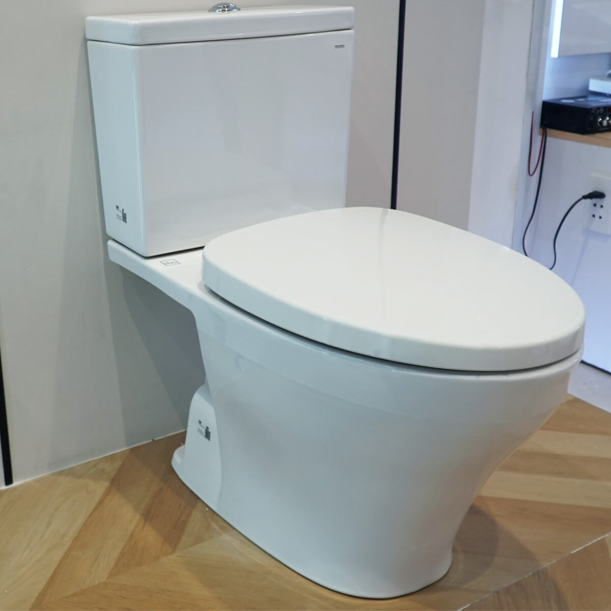 Bồn cầu 2 khối TOTO CS326DT3 nắp đóng êm TC385VS - 4