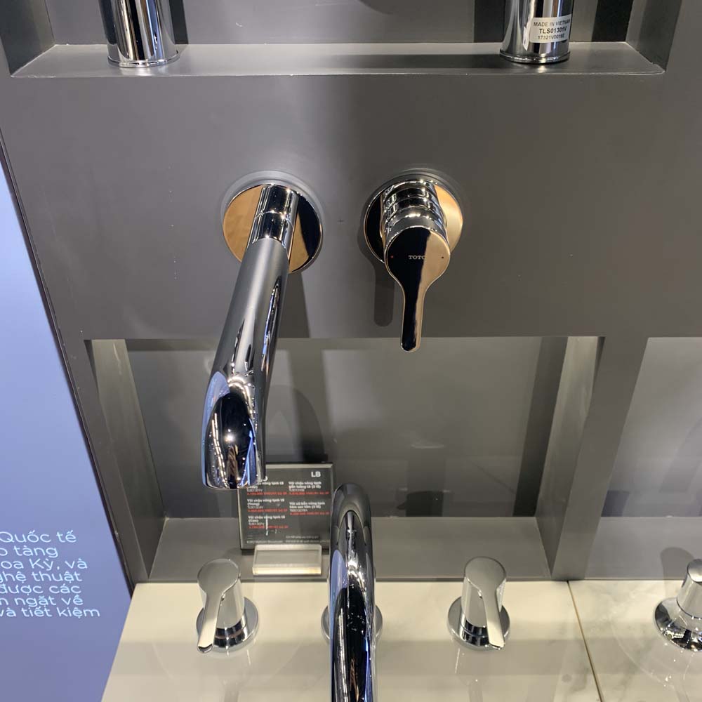Vòi lavabo nóng lạnh gắn tường LB TOTO TLS01310B - 3