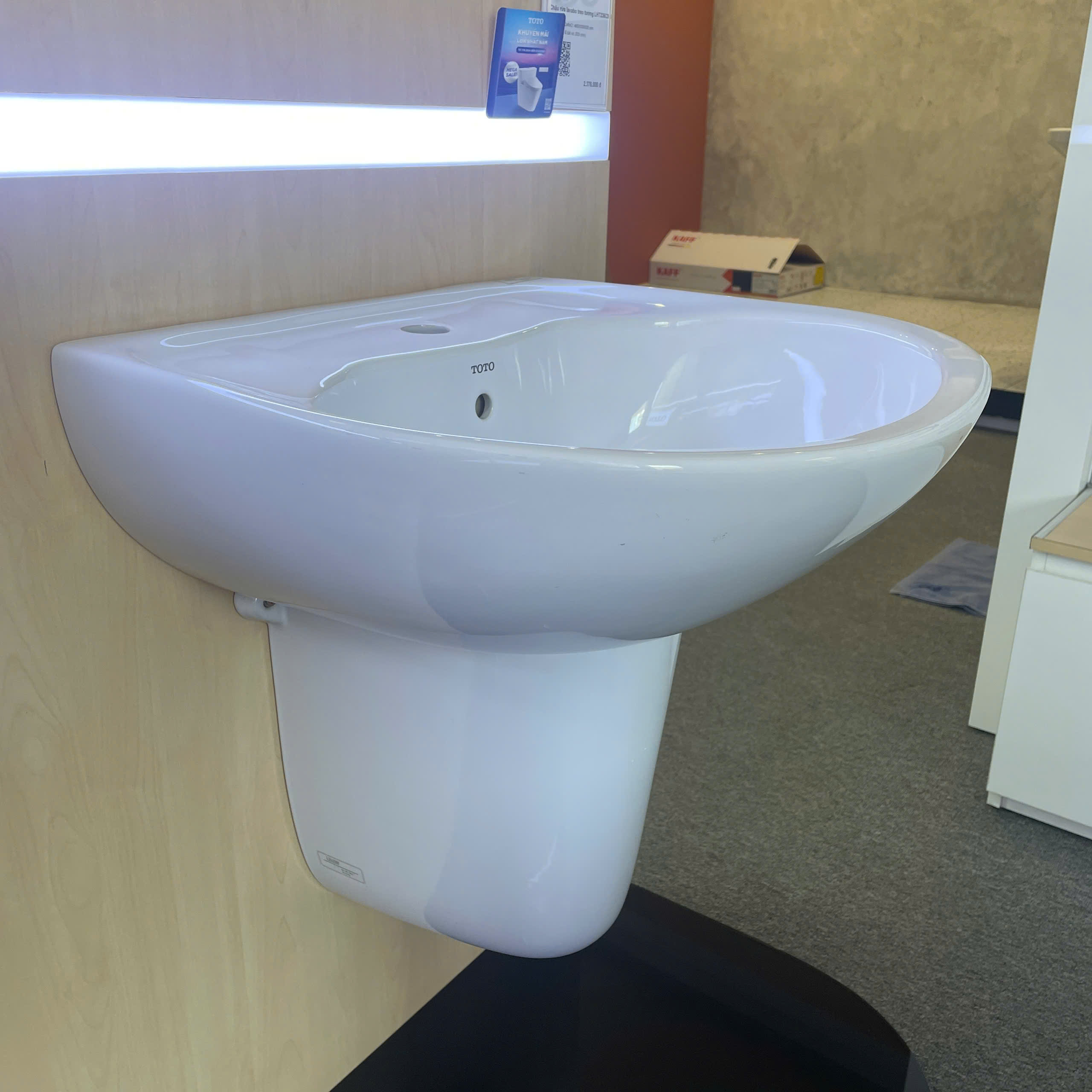 Chậu lavabo treo tường TOTO LHT236CS chân lửng - 4