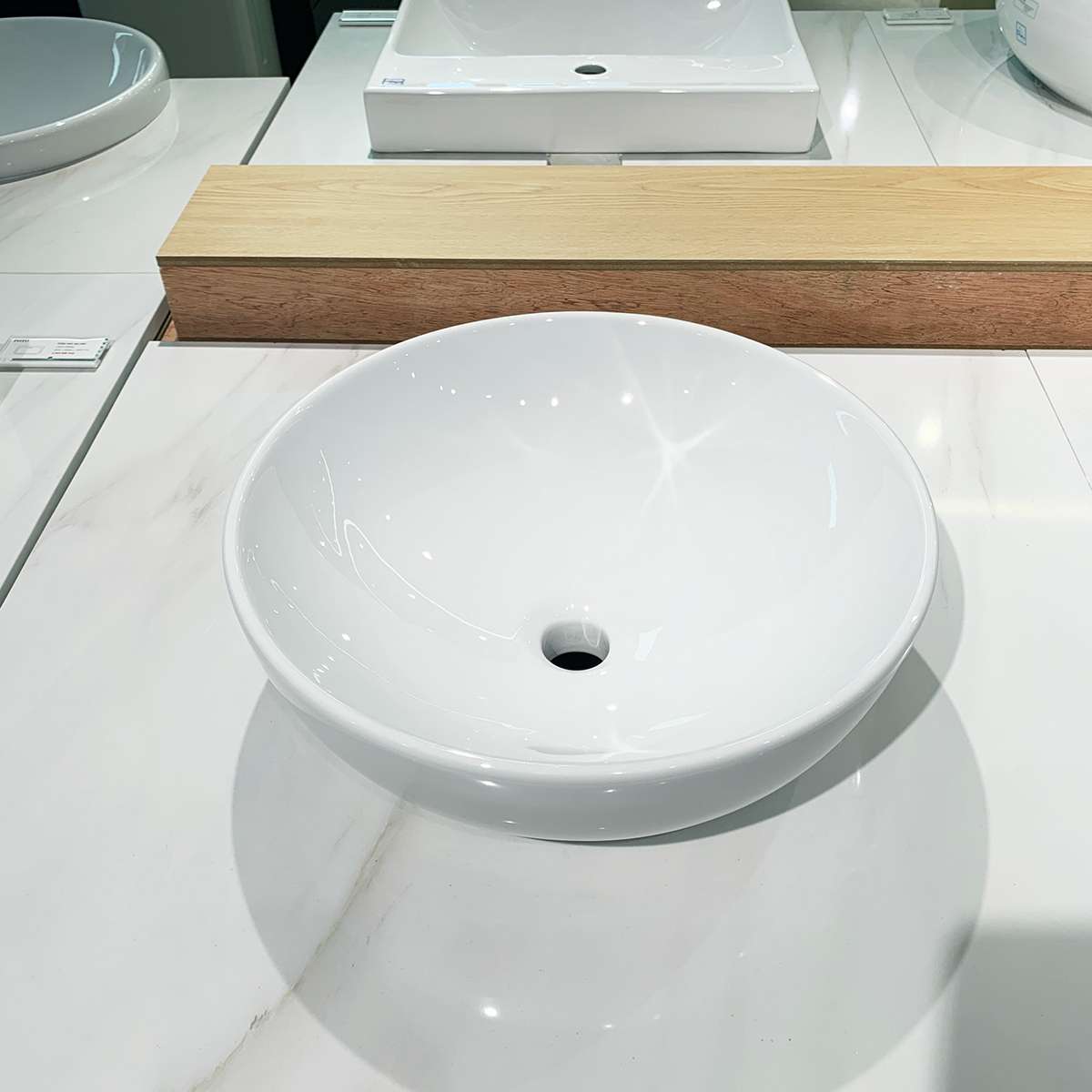 Chậu rửa lavabo đặt bàn TOTO LT1706 - 11
