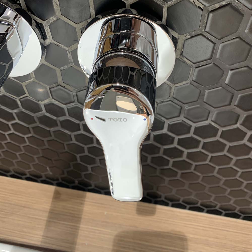 Vòi lavabo nóng lạnh gắn tường GS TOTO TLG03308BB (TLG03308B) - 9