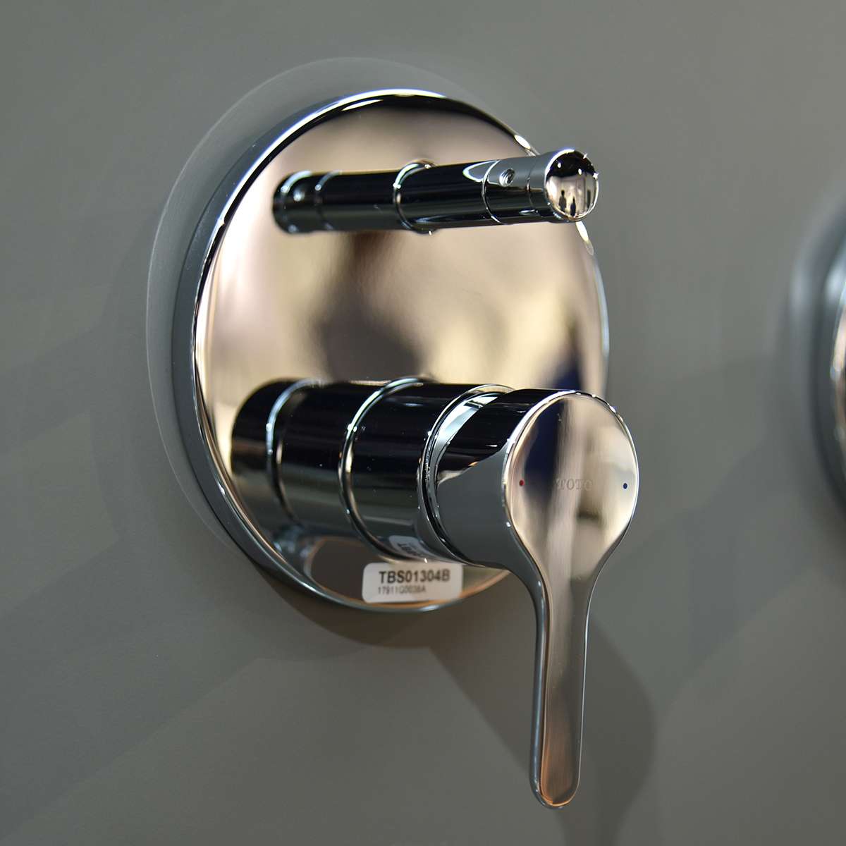 Van gật gù điều chỉnh nóng lạnh kèm nút chuyển hướng TOTO TBS01304B - 3