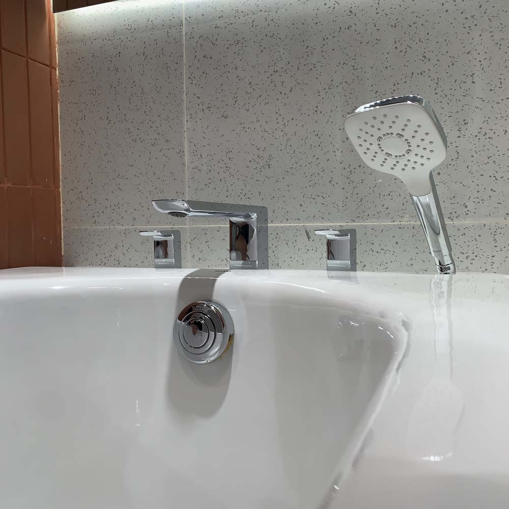 Vòi xả bồn tắm TOTO TBG02202A nóng lạnh kèm tay sen - 4