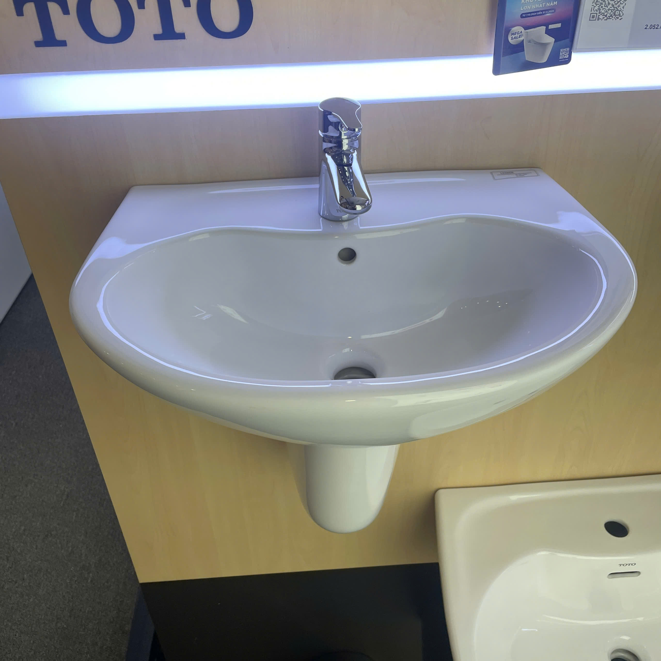 Chậu lavabo treo tường TOTO LHT240CS chân lửng - 4