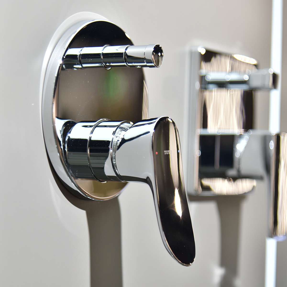 Van gật gù điều chỉnh nóng lạnh kèm nút chuyển hướng TOTO TBS04304B - 4