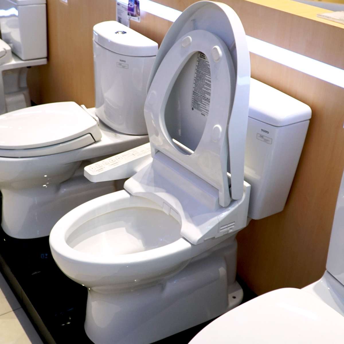 Bồn cầu TOTO CS300DRW16 2 khối nắp điện tử Washlet C2 TCF23410AAA - 7