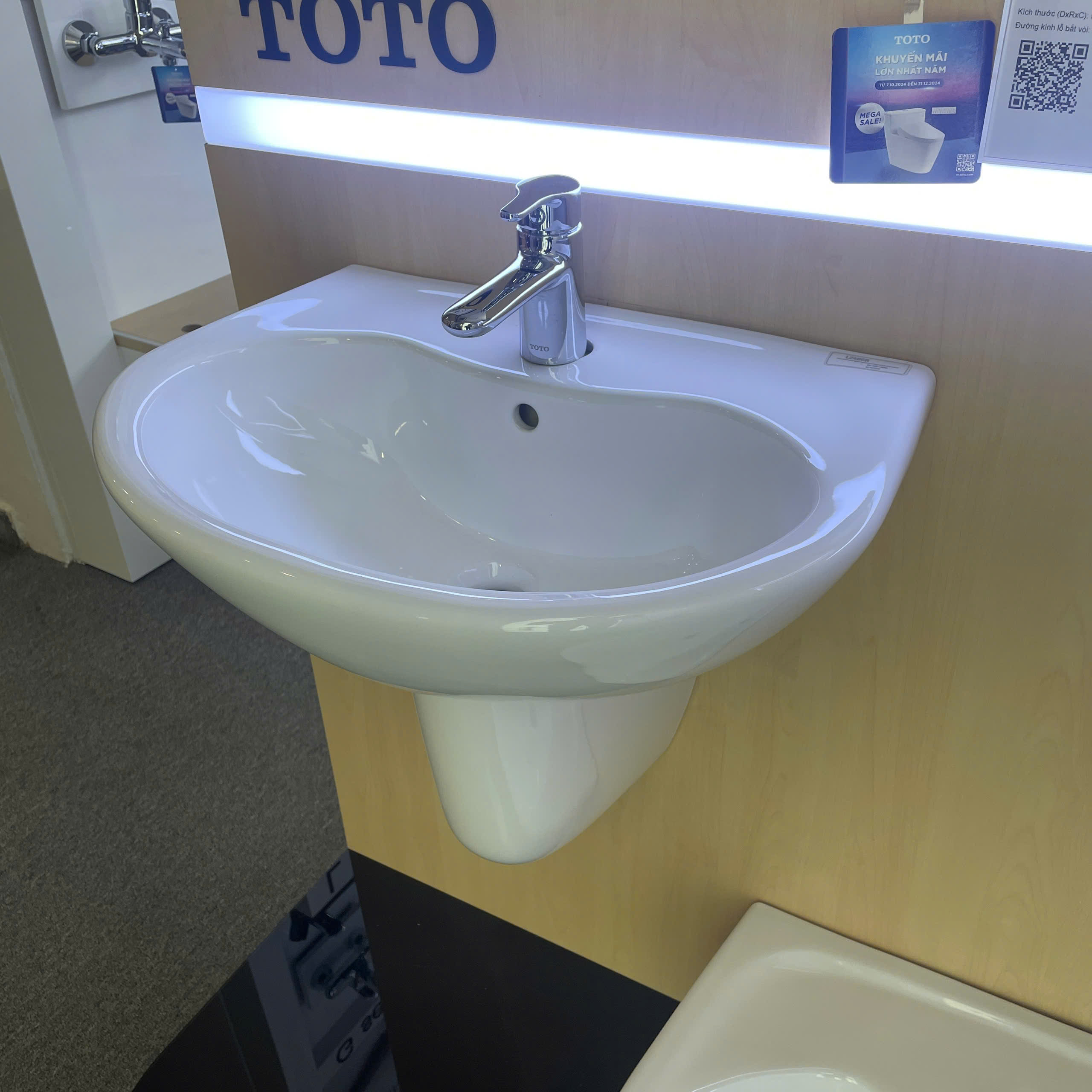 Chậu lavabo treo tường TOTO LHT240CS chân lửng - 5