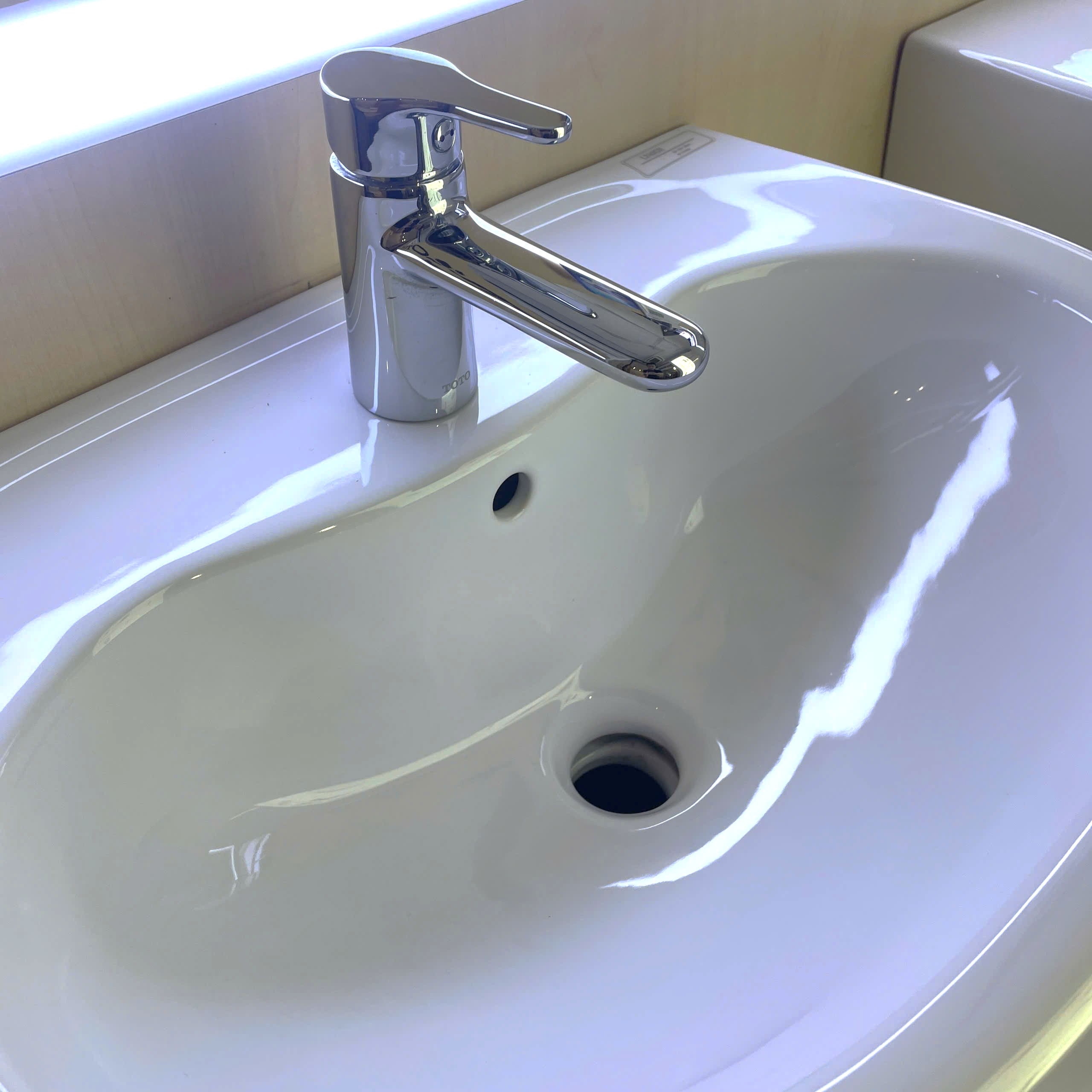 Chậu lavabo treo tường TOTO LHT240CS chân lửng - 6