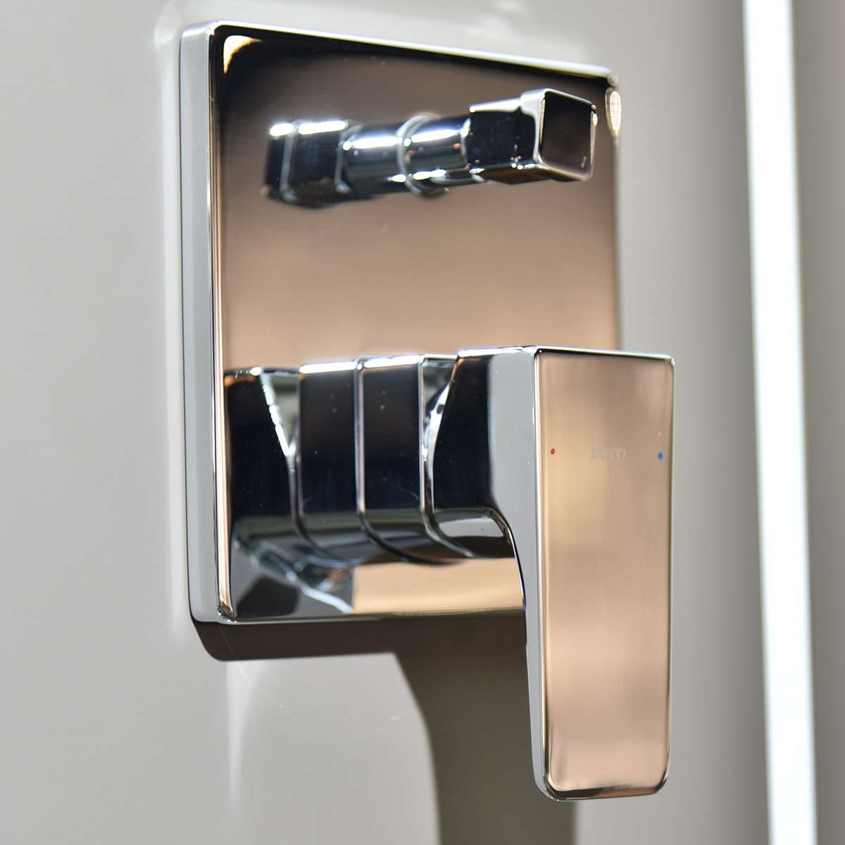 Van gật gù điều chỉnh nóng lạnh kèm nút chuyển hướng và phụ kiện âm tường TOTO TBG07304VA TBN01001B - 4