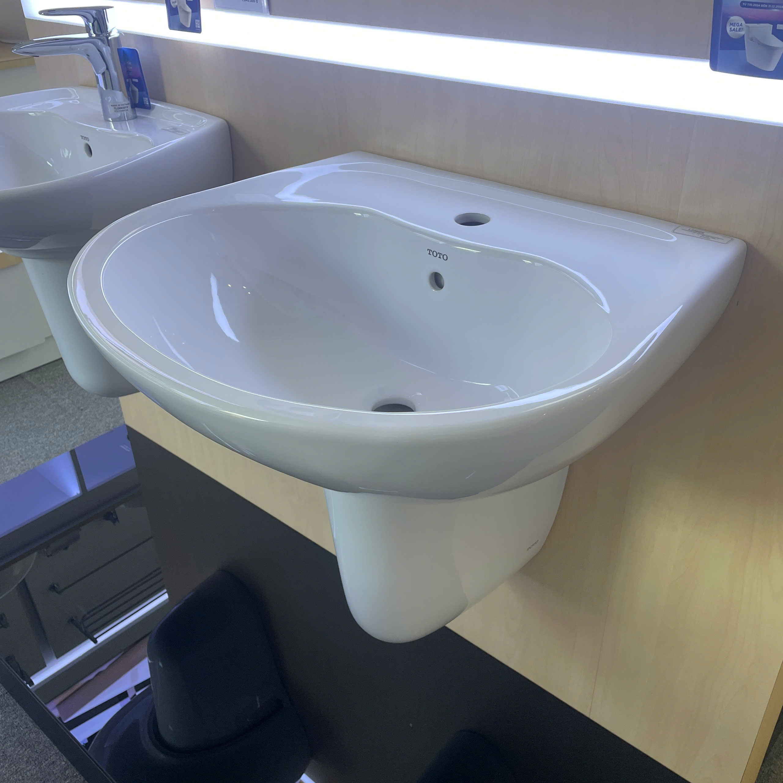 Chậu lavabo treo tường TOTO LHT236CS chân lửng - 2