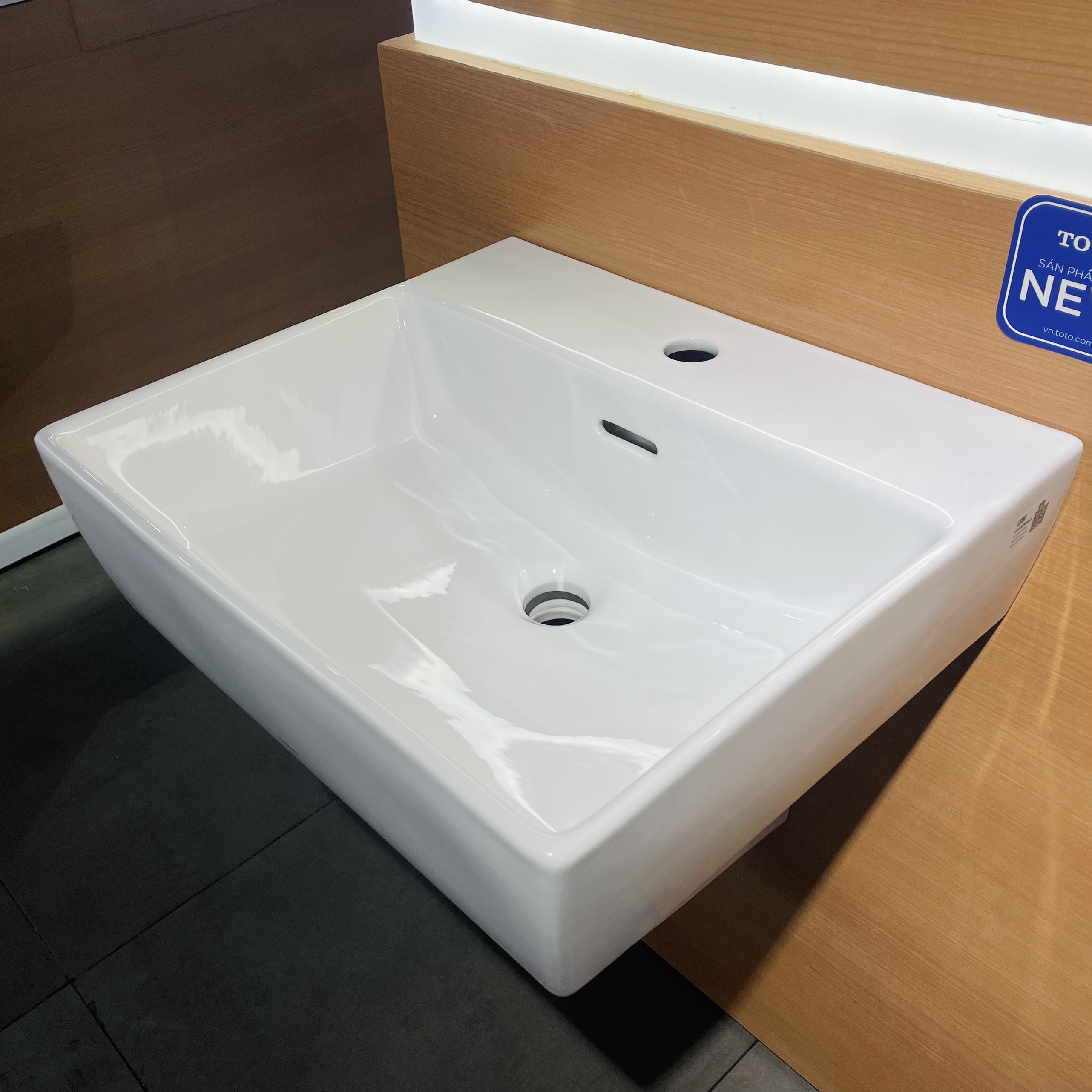 Chậu lavabo treo tường TOTO LHT328C chân lửng - 6