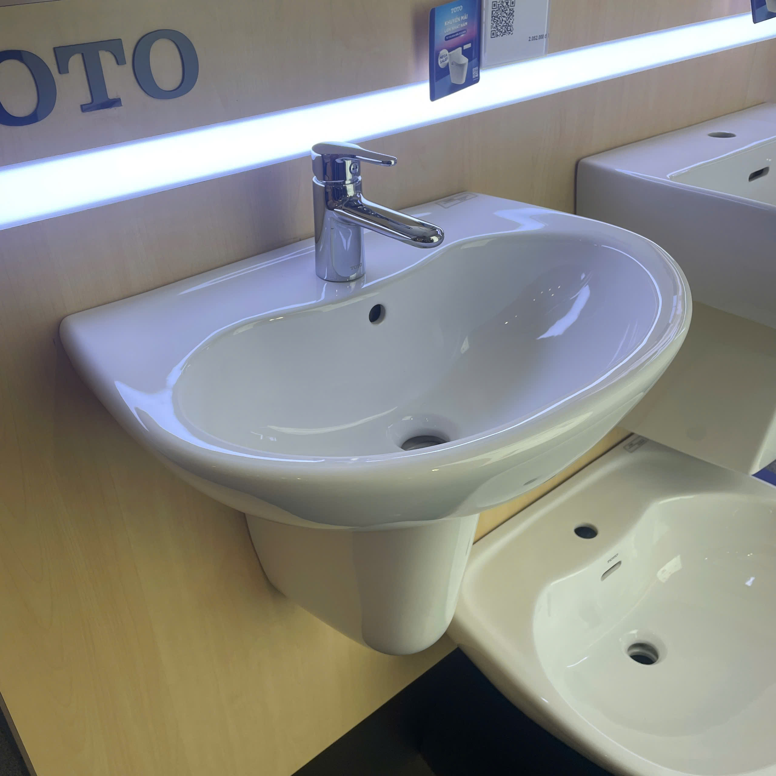 Chậu lavabo treo tường TOTO LHT240CS chân lửng - 2