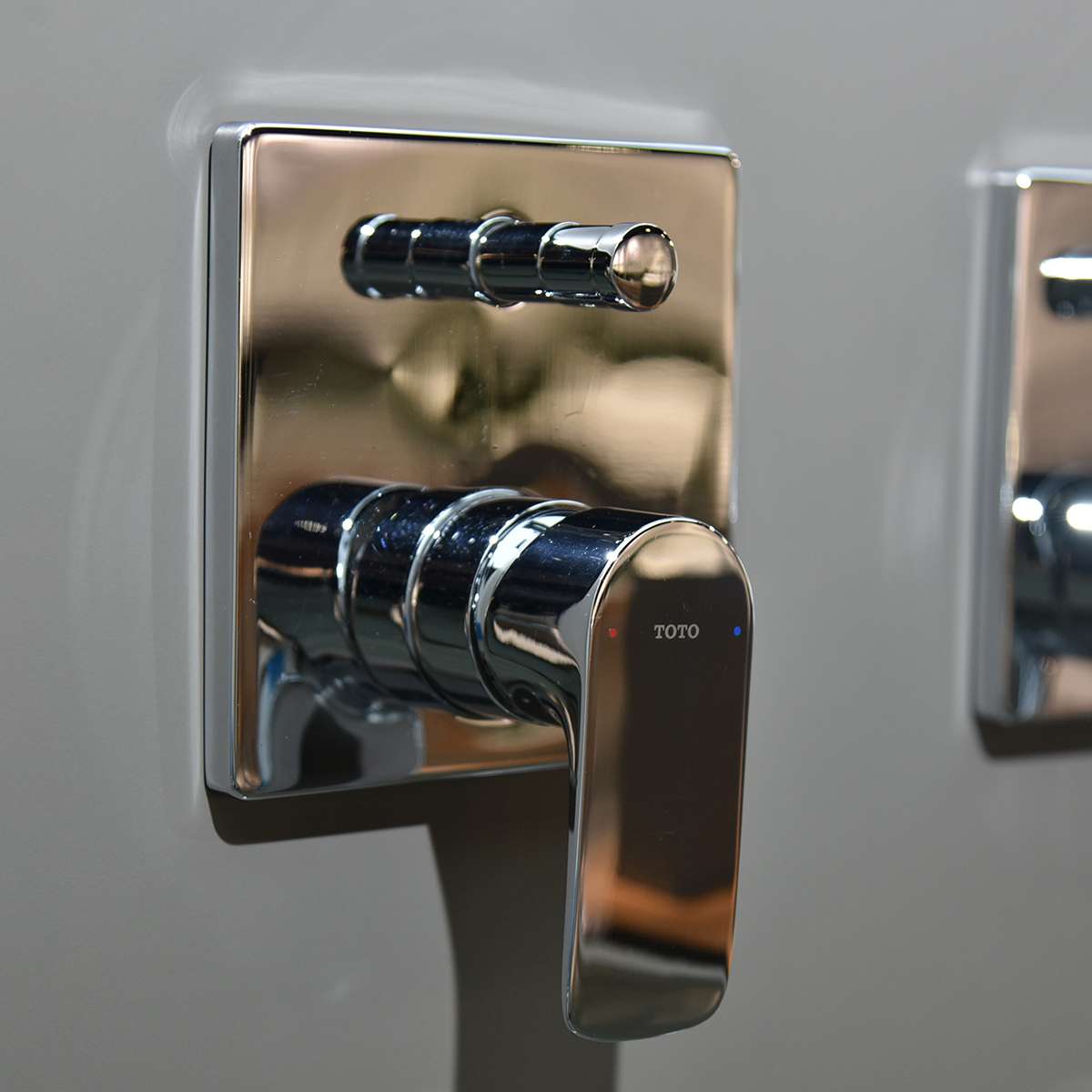 Van gật gù điều chỉnh nóng lạnh kèm nút chuyển hướng và phụ kiện âm tường TOTO TBG04304BA TBN01001B - 3
