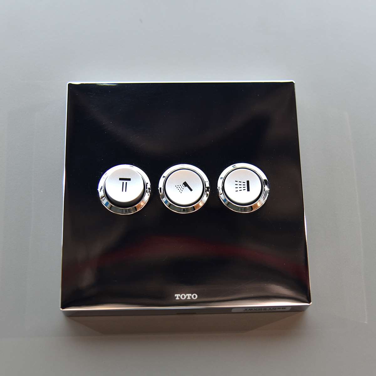 Van chuyển hướng 3 đường nước nút nhấn TOTO TBV02105B kèm phụ kiện âm tường TBN01001B - 5