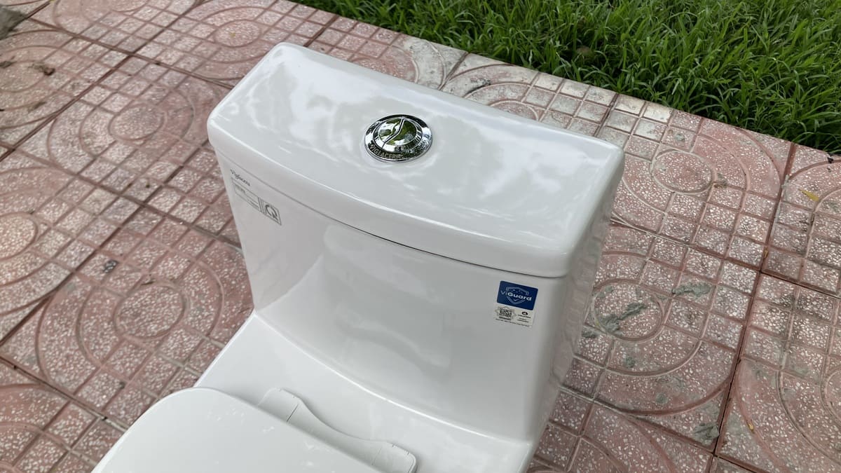 Bồn cầu 1 khối Viglacera V839 nắp êm xả xoáy (+ vòi xịt VG826) - 6