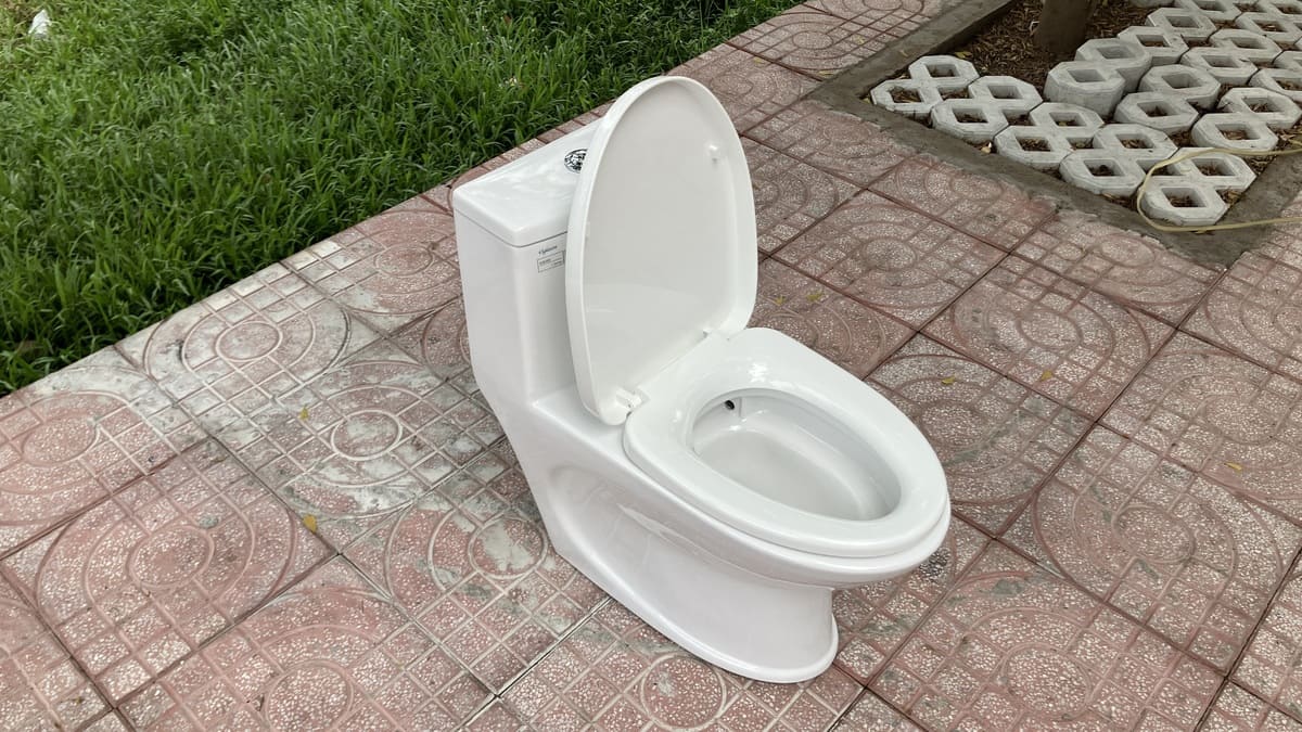 Bồn cầu 1 khối Viglacera V839 nắp êm xả xoáy (+ vòi xịt VG826) - 7