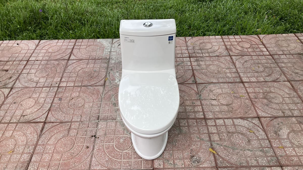 Bồn cầu 1 khối Viglacera V839 nắp êm xả xoáy (+ vòi xịt VG826) - 4