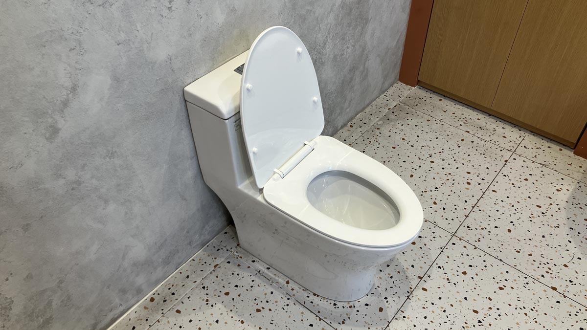 Bồn cầu 1 khối Viglacera V45M nắp êm xả xoáy (+ vòi xịt VG826 & van VG853) - 9