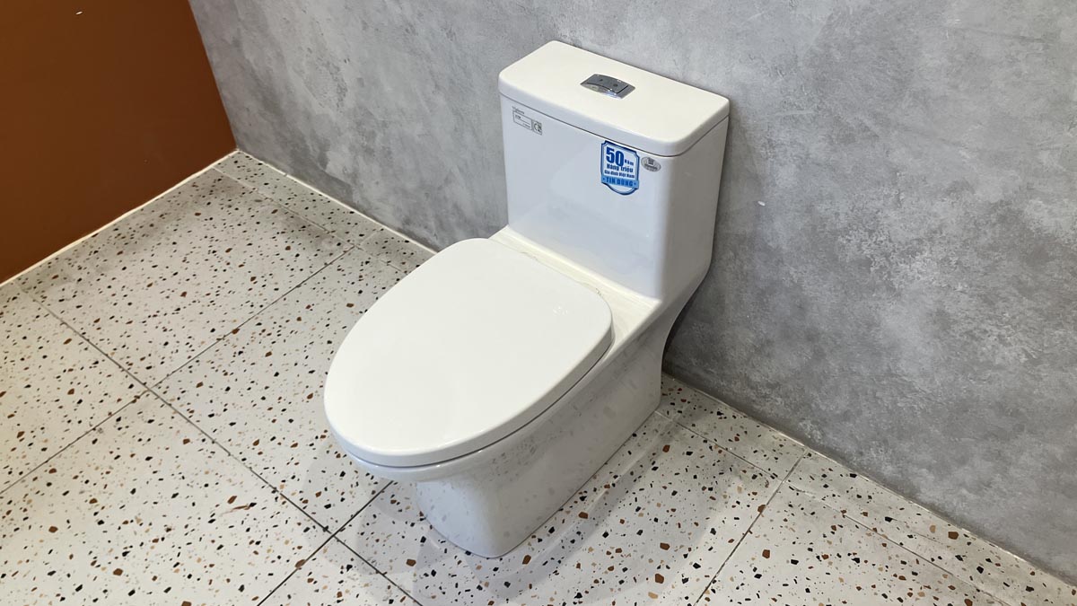Bồn cầu 1 khối Viglacera V72-CAU nắp êm (+ vòi xịt VG826) - 5