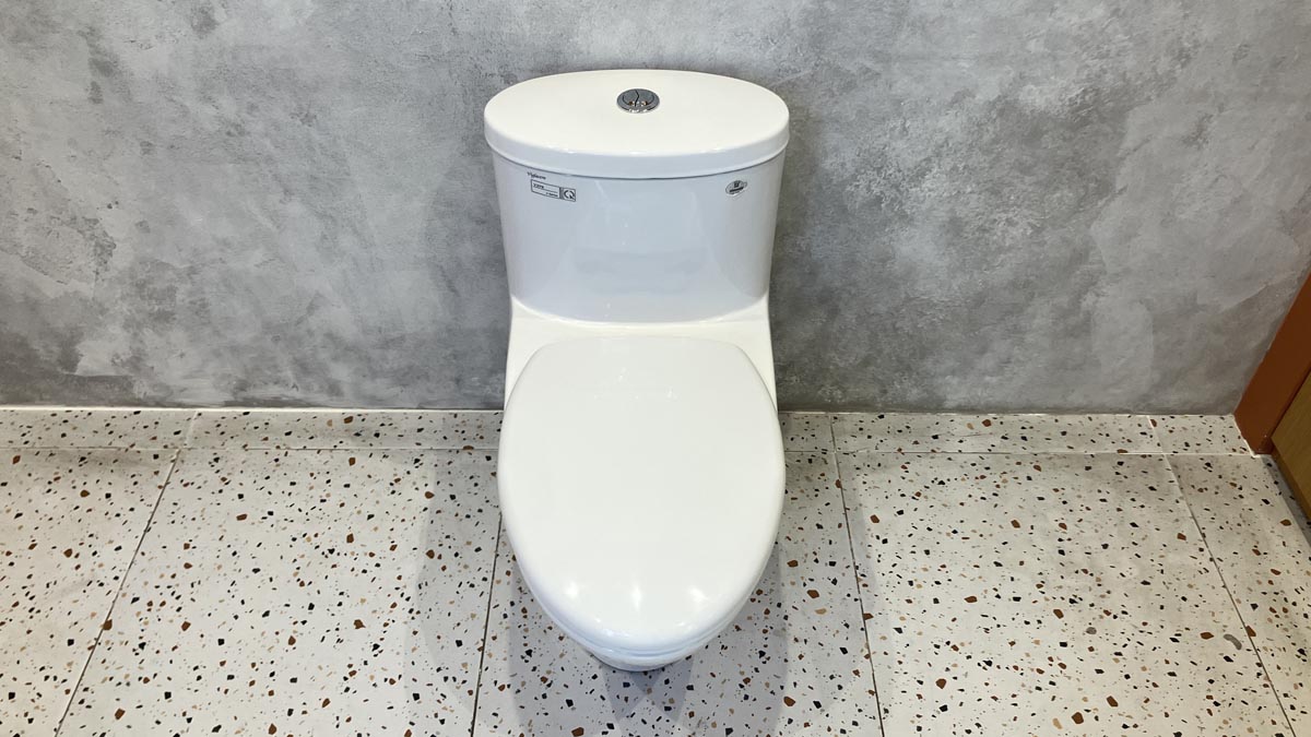 Bồn cầu 1 khối Viglacera V37S nắp êm tráp nhựa con thỏ rời (+ vòi xịt VG826) - 4