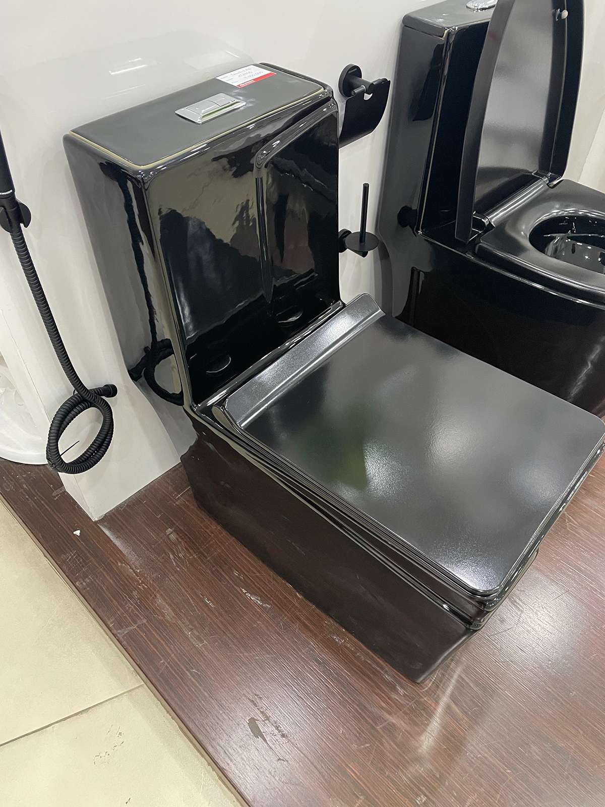 Bồn cầu 1 khối ATMOR AT295B màu đen nắp êm AT295B - 2